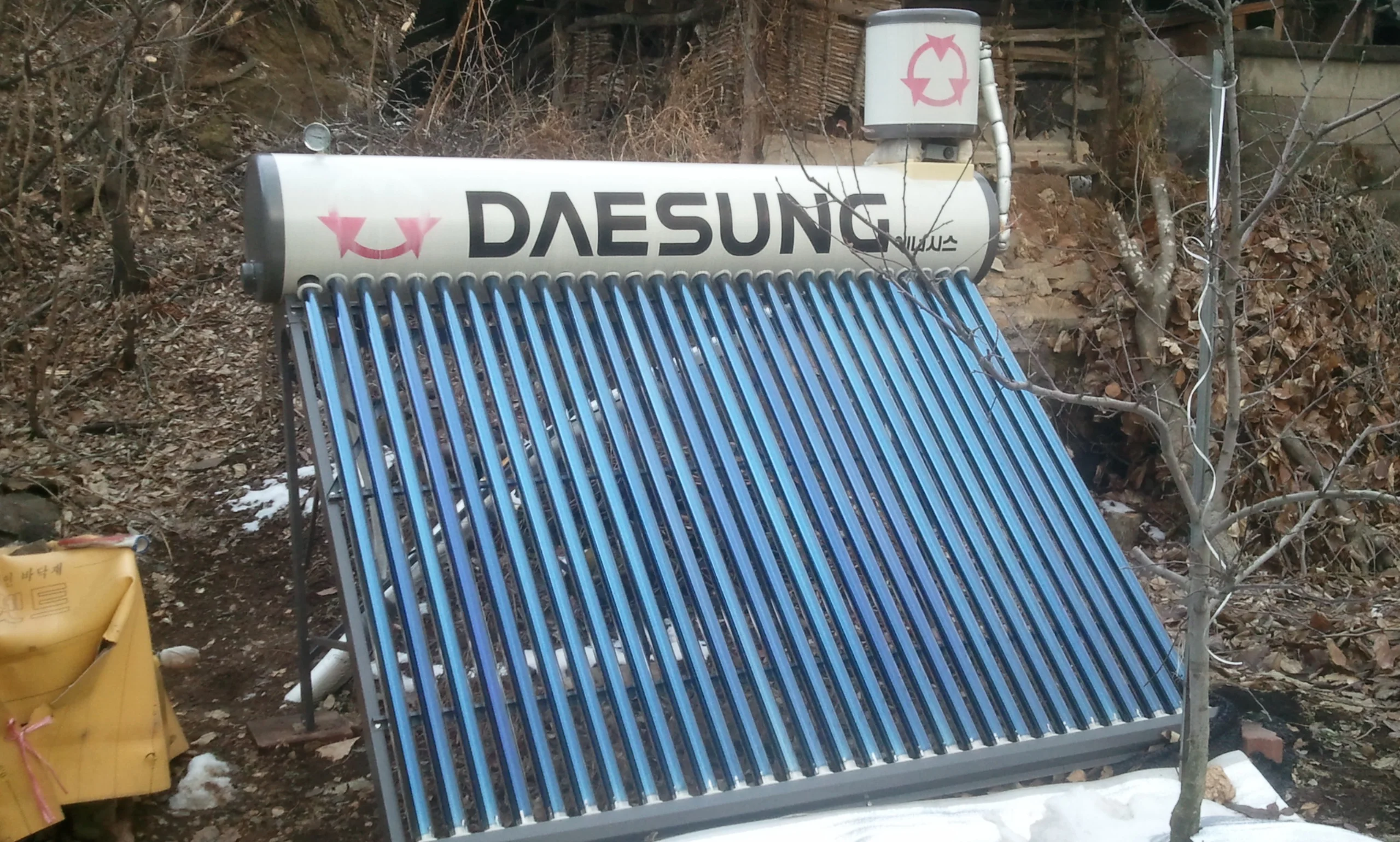 태양열 온수 저장탱크와 진공관 집열기 옥상 설치 현장